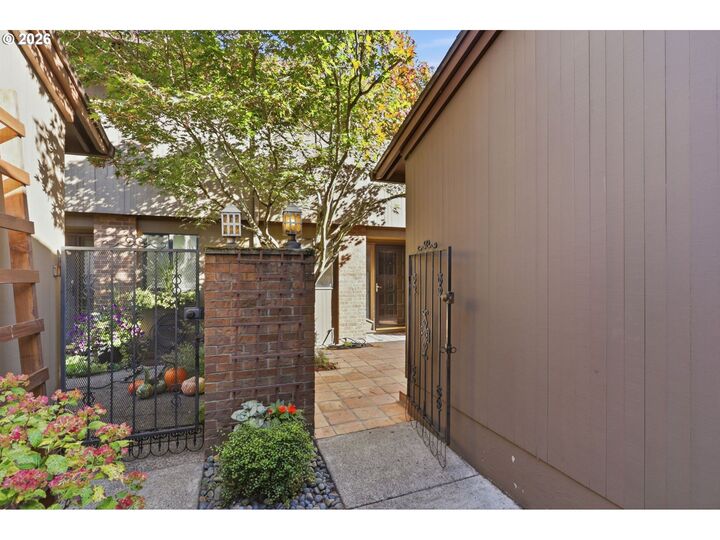 Property Photo:  14547 NE Stanton Ct  OR 97230 