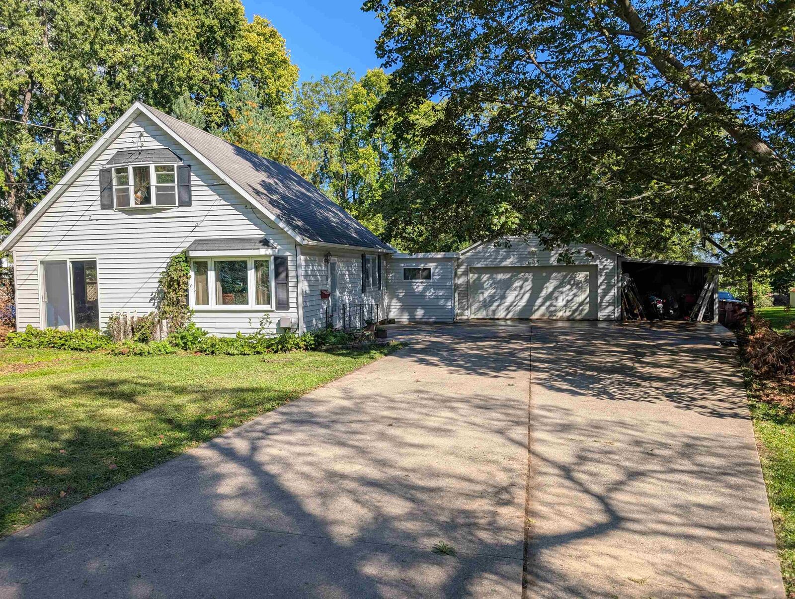 Property Photo: 1605 S Carroll Avenue IL 61032