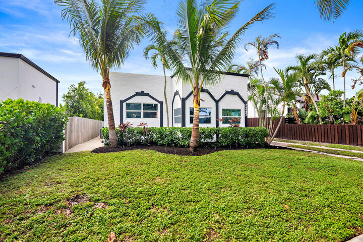 Property Photo: 522 Upland Road FL 33401