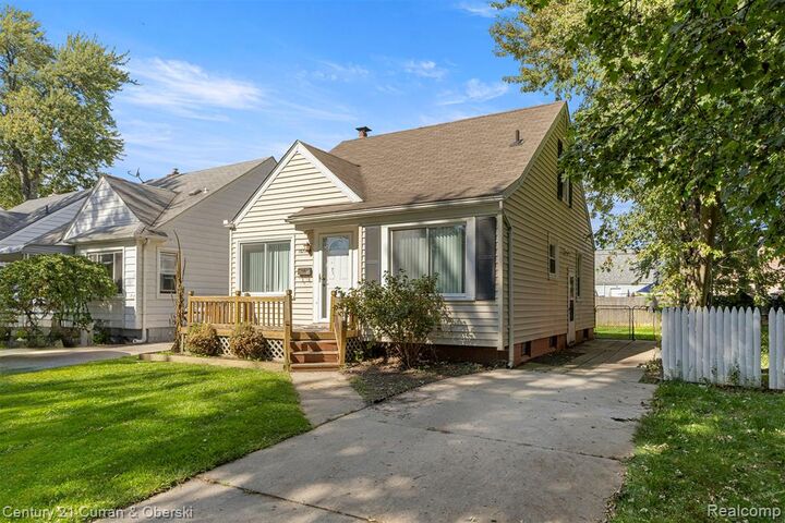 Property Photo:  1820 Buckingham Avenue  MI 48146 