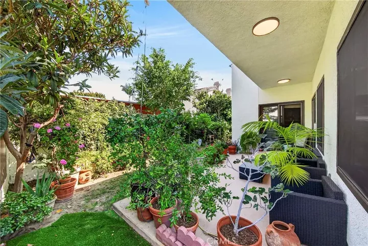 Property Photo: 2405 Clark Lane B CA 90278