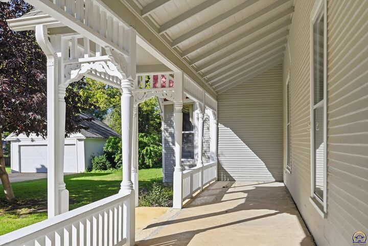 Property Photo:  411 SW Greenwood Ave  KS 66606 