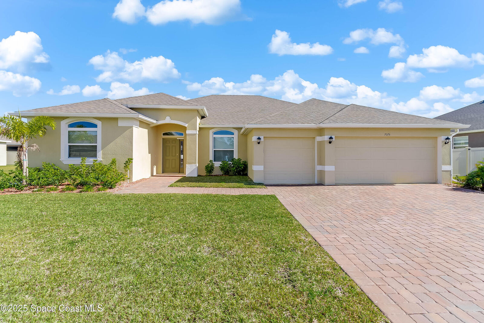 Property Photo:  7075 Serpentine Court  FL 32949 