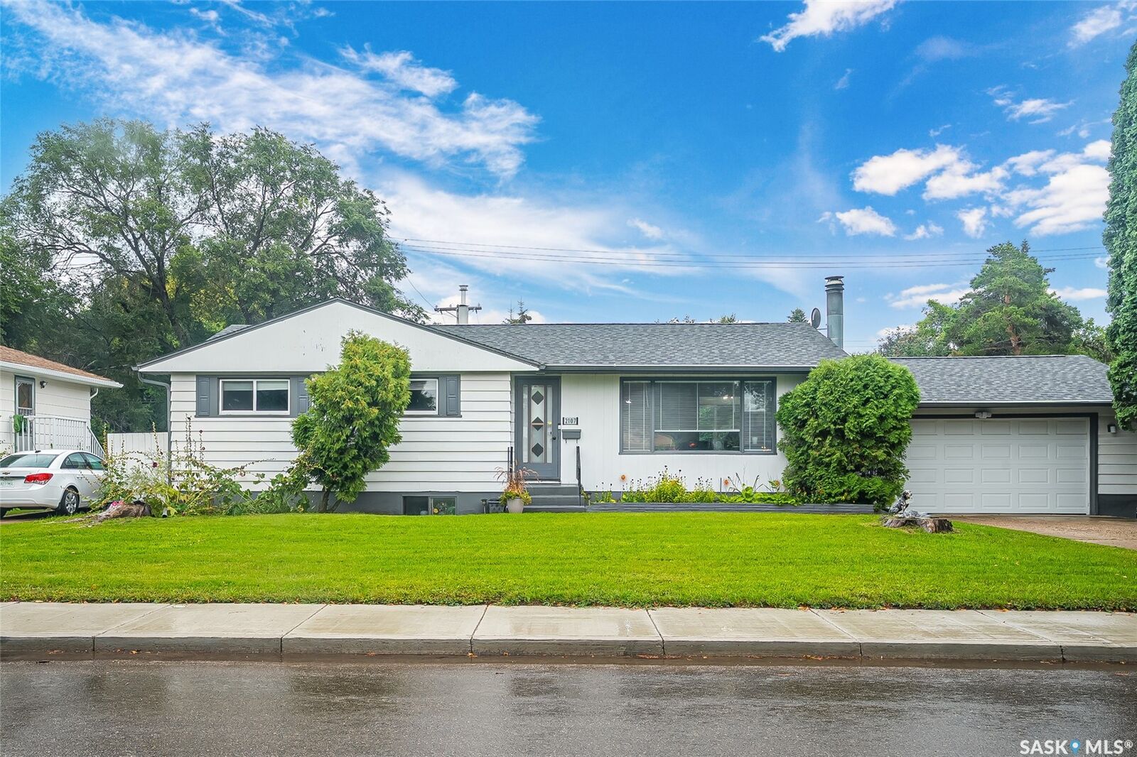 Property Photo: 2107 Cumberland Avenue S SK S7J 1Z2