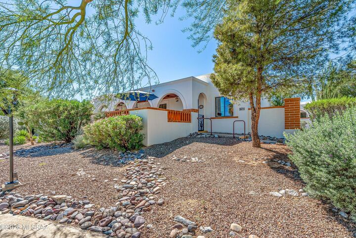 Property Photo:  176 S Paseo Pena D  AZ 85614 