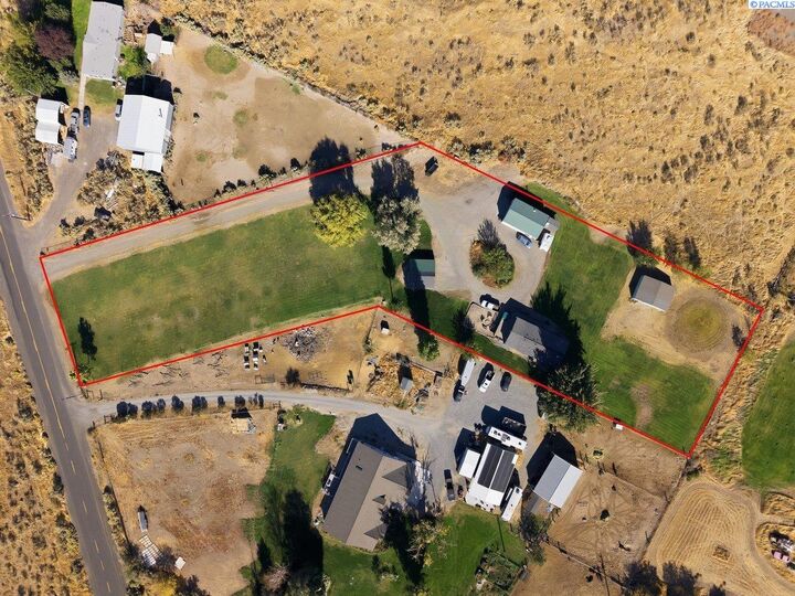 Property Photo:  165 Hanson Loop  WA 99323 