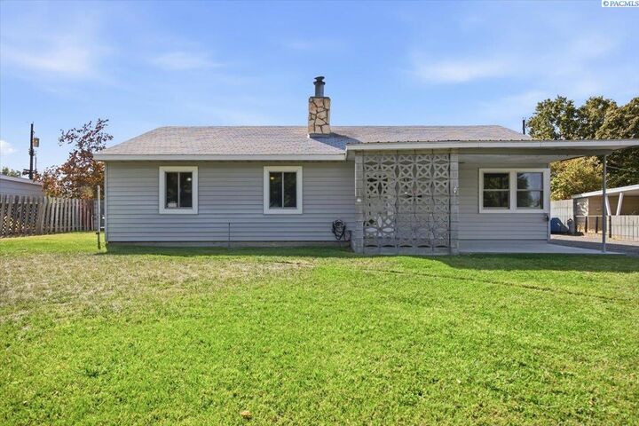 Property Photo: 413 Basswood Ave WA 99352
