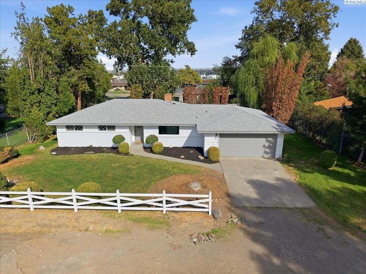 Property Photo:  7530 W Victoria Ave  WA 99336 