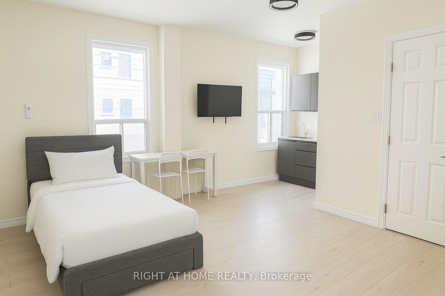 Property Photo:  198-200 Queen Street W 203  ON M5V 1Z2 