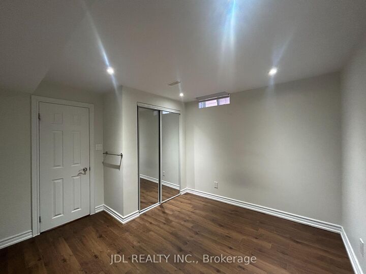 Property Photo:  36 Bendamere Cres Crescent Whole Two-Bedroom Bsmt  ON L3P 6Y1 