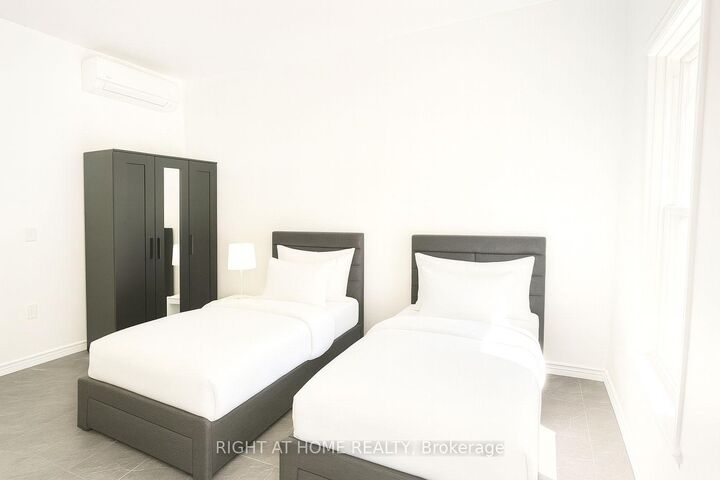 Property Photo:  198-200 Queen Street W 207  ON M5V 1Z2 