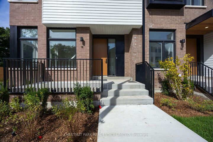 Property Photo:  20 Lou Parsons Way 11  ON L5H 0B2 