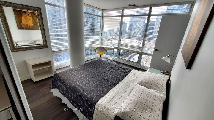 Property Photo:  4 K Spadina Avenue E 1220  ON M5V 3Y9 