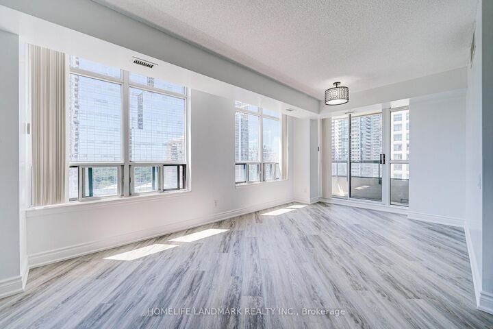 Property Photo: 8 Hillcrest Avenue 1006 ON M2N 6Y6