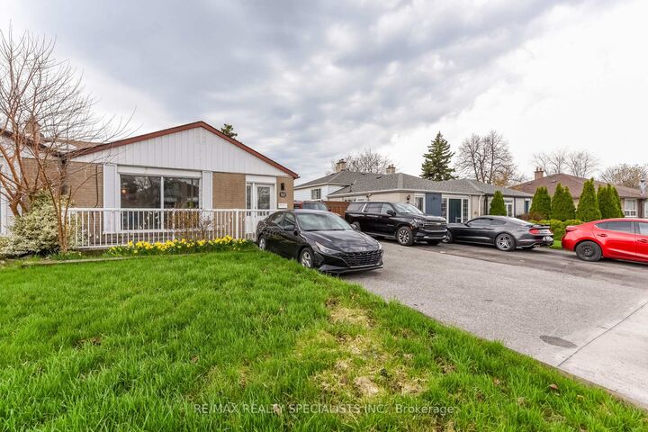 Property Photo:  137 Avondale Boulevard Upper Portion  ON L6T 1H5 