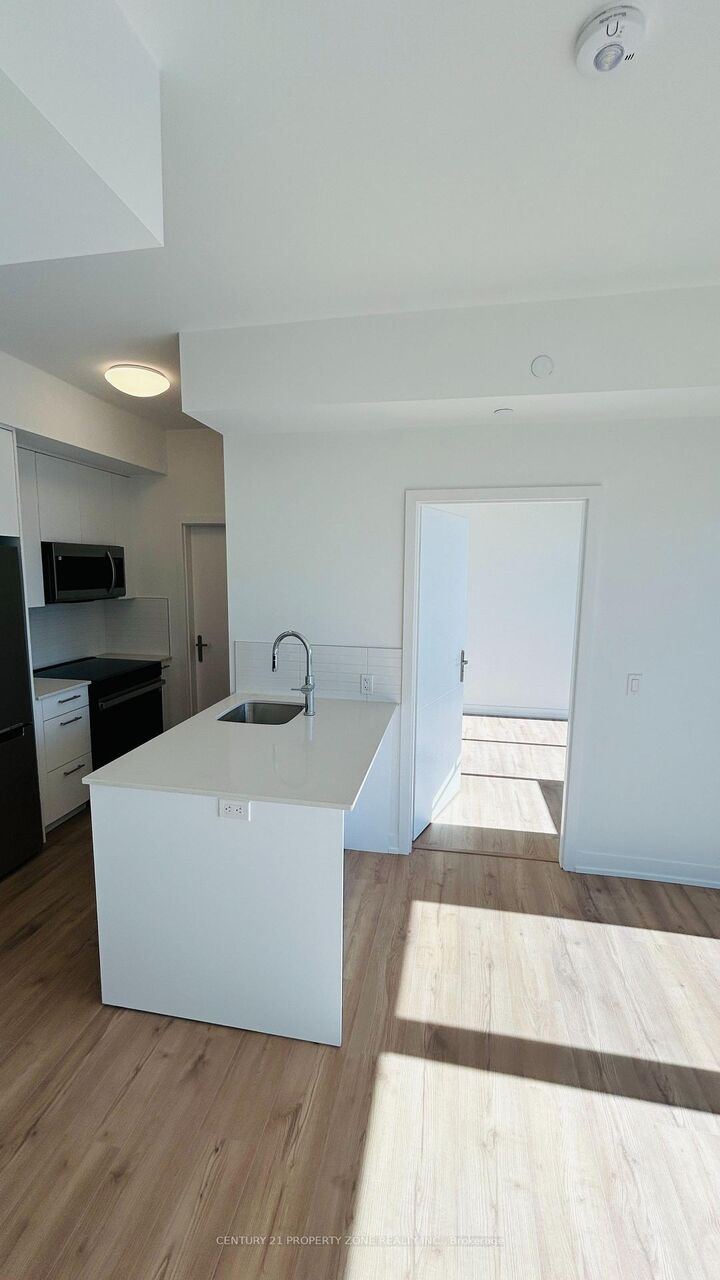 Property Photo:  30 Francis Street S 1802  ON N2G 1H7 