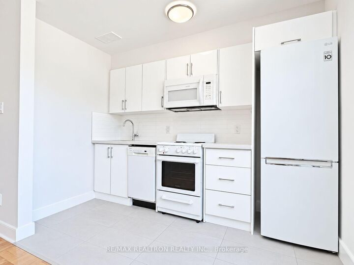 Property Photo:  1545 Bathurst Street 304  ON M5P 3H6 