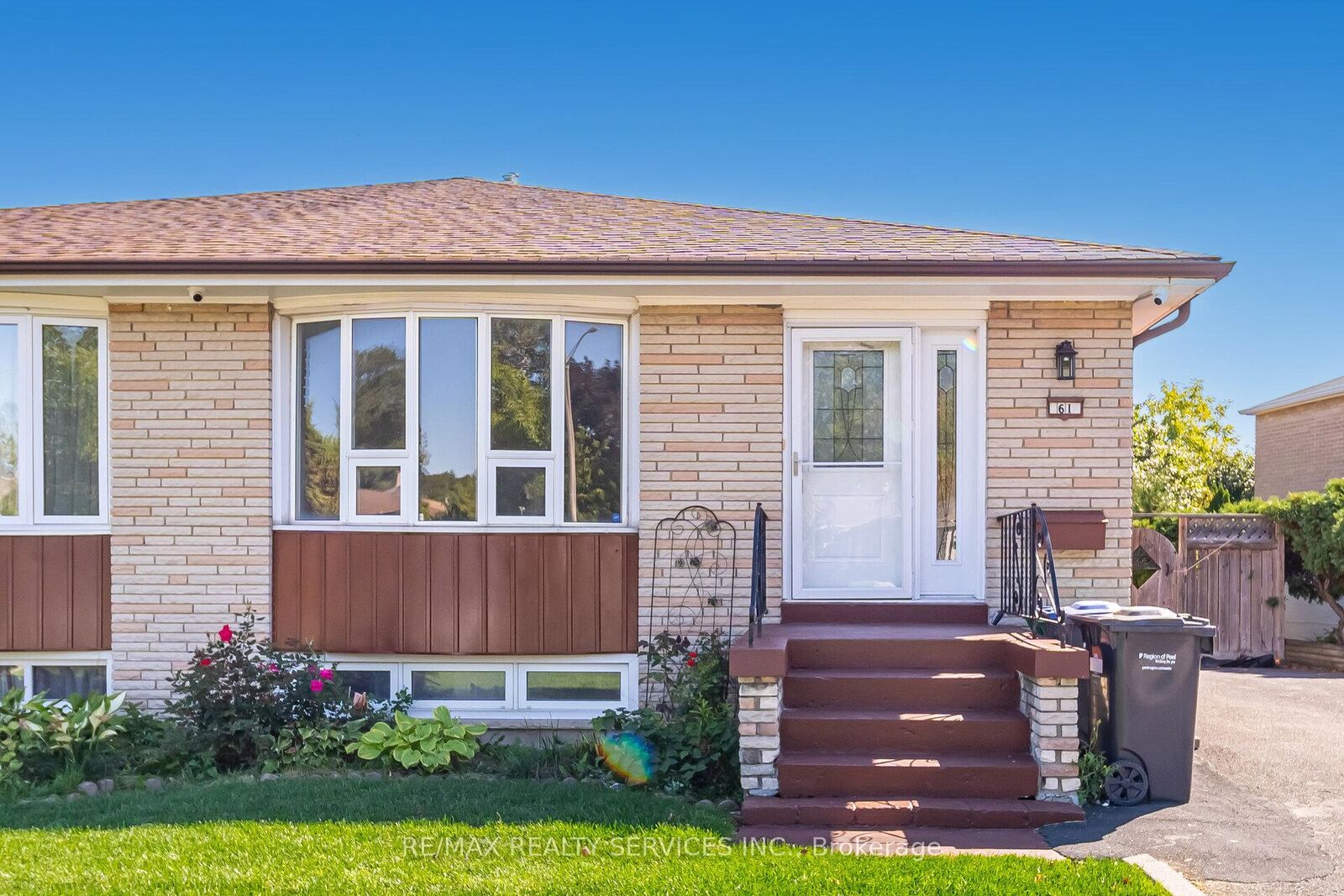 Property Photo:  61 Avondale Boulevard  ON L6T 1H1 