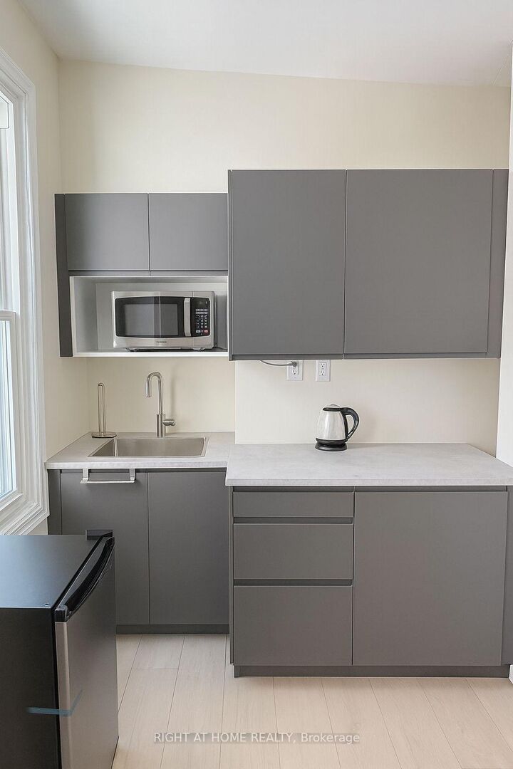 Property Photo:  198-200 Queen Street W 202  ON M5V 1Z2 