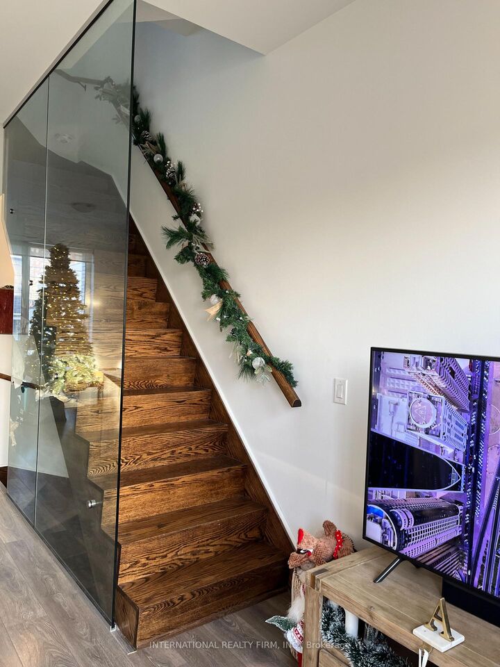 Property Photo:  48 Perth Avenue  ON M6R 0A8 