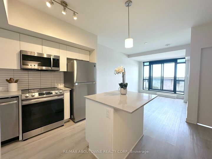 Property Photo:  3385 Dundas Street W 611  ON M6S 2S2 