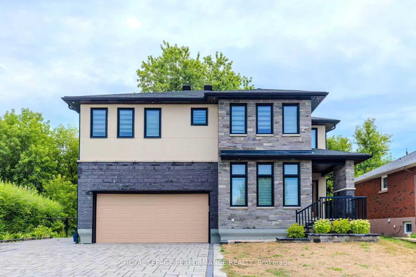 Property Photo:  819 Aaron Avenue Unit B  ON K2A 3P1 