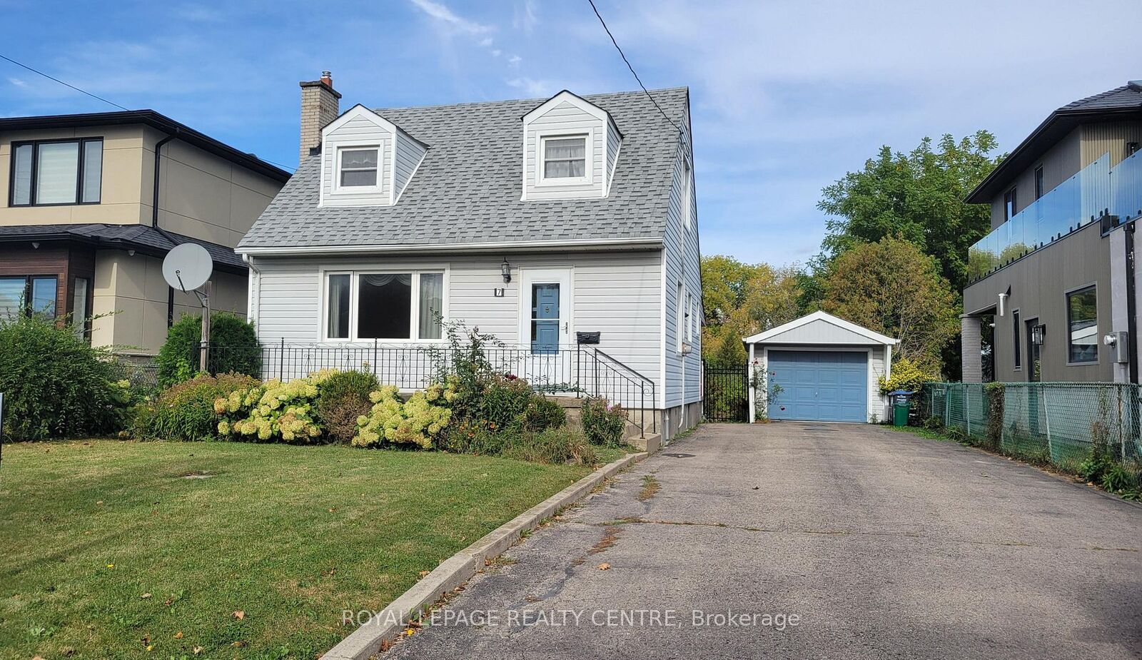 Property Photo:  7 Earl Street  ON L5M 1N6 
