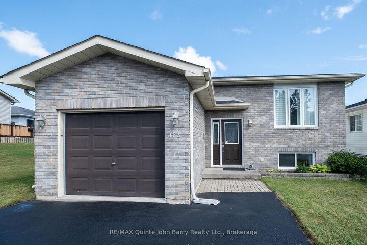 Property Photo:  152 Nicholas Street  ON K8V 6B2 