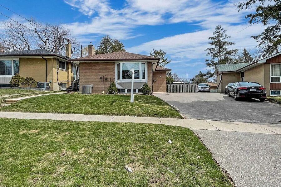 Photo de la propriété:  5 Mid Pines Road  ON M1G 2L5 