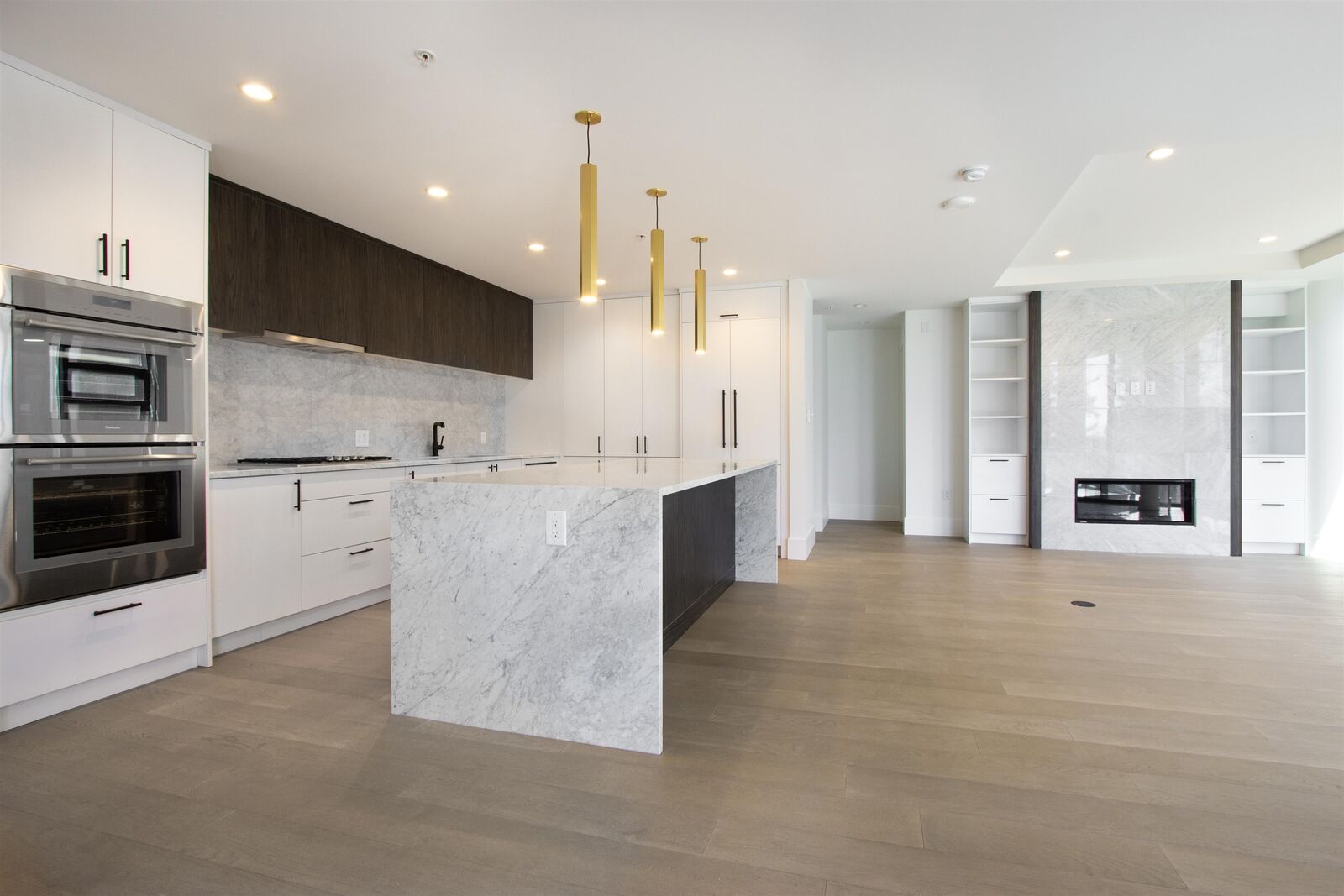 Property Photo:  14825 Thrift Avenue 703  BC V4B 2J6 