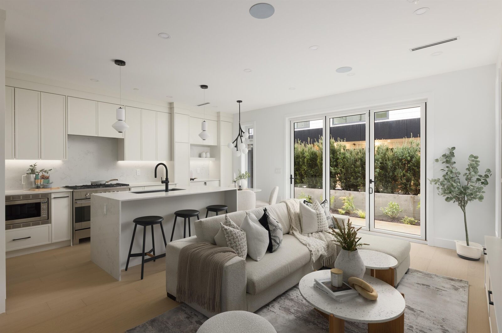 Property Photo:  419 W 23rd Avenue 4  BC V5Y 2H5 