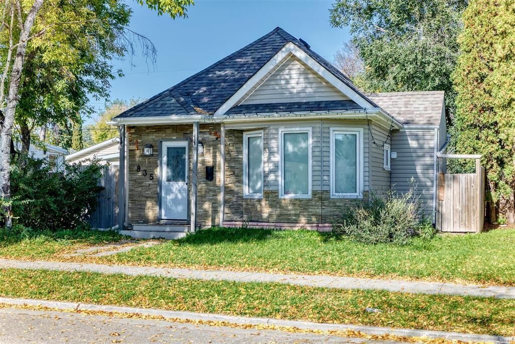 Property Photo: 835 Moncton Avenue MB R2K 1Y6