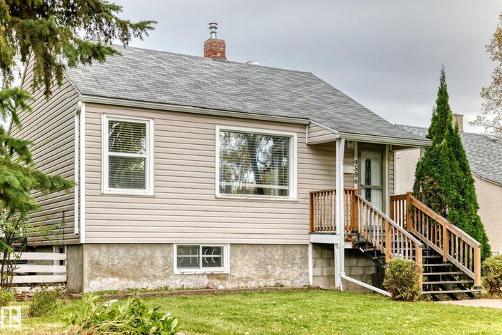Property Photo:  9506 72 Avenue NW  AB T6E 0Y4 