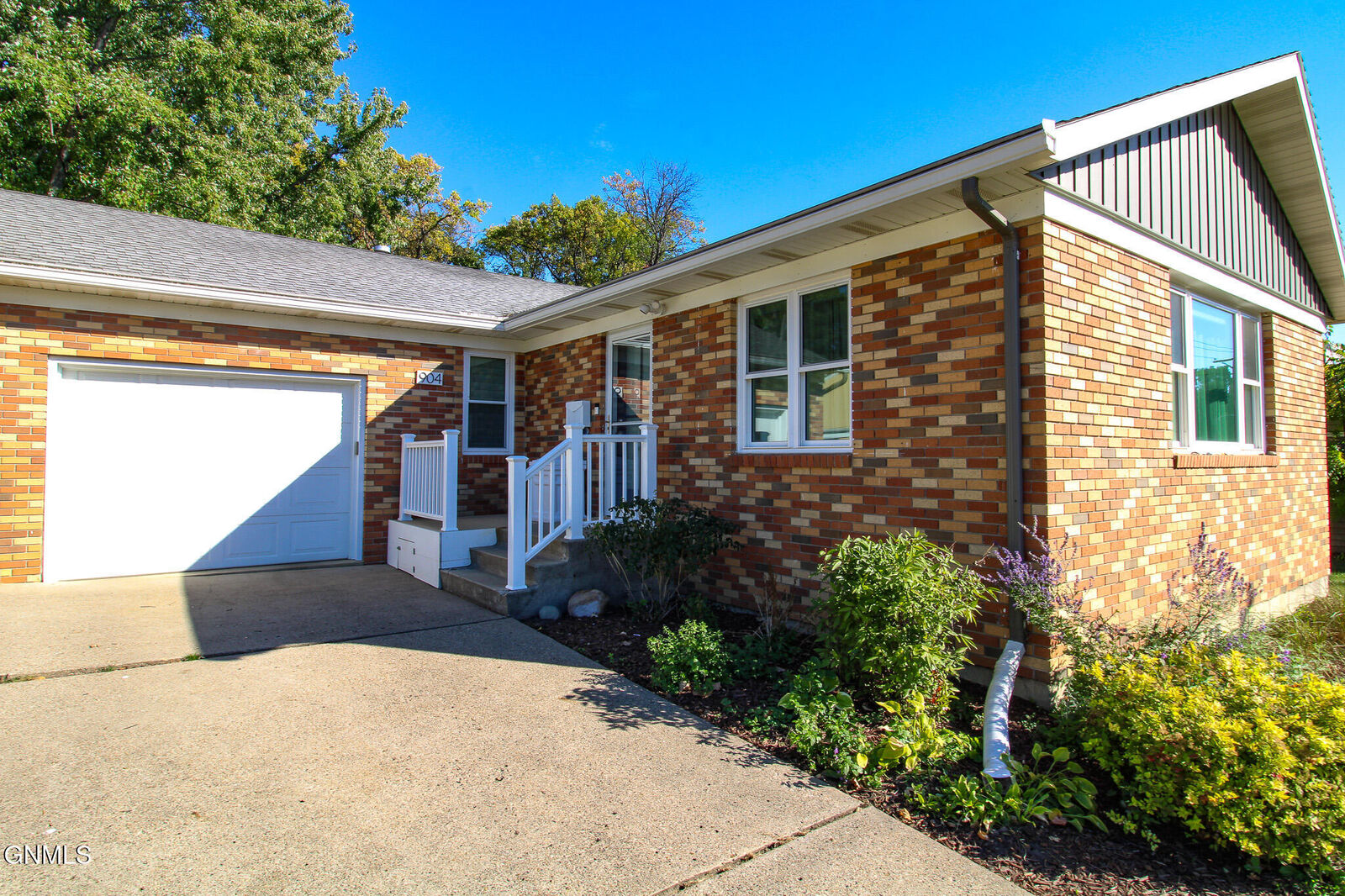 Property Photo:  904 W Ave C  ND 58501 