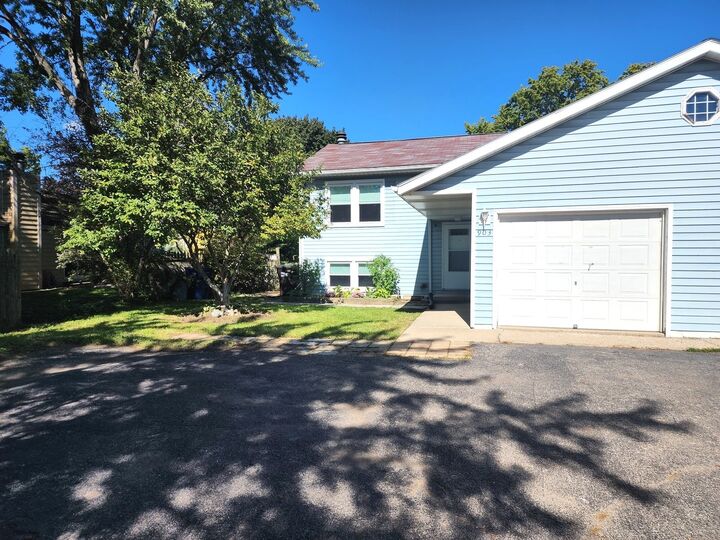 Property Photo:  903 E Liberty Street  IL 60084 