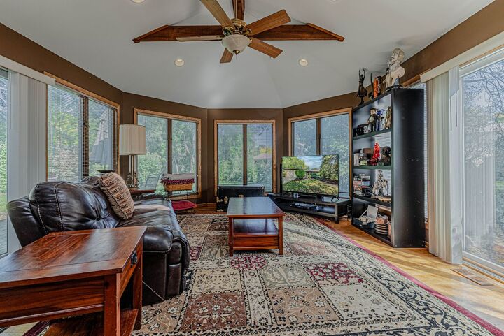 Property Photo: 1606 E Waverly Court IL 60004