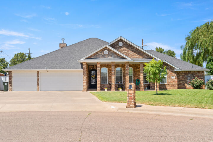 Property Photo:  704 Providence Cir  NM 88101 