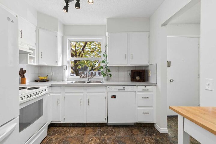 Property Photo:  330 Canterbury Drive SW 8  AB T2W 1H6 