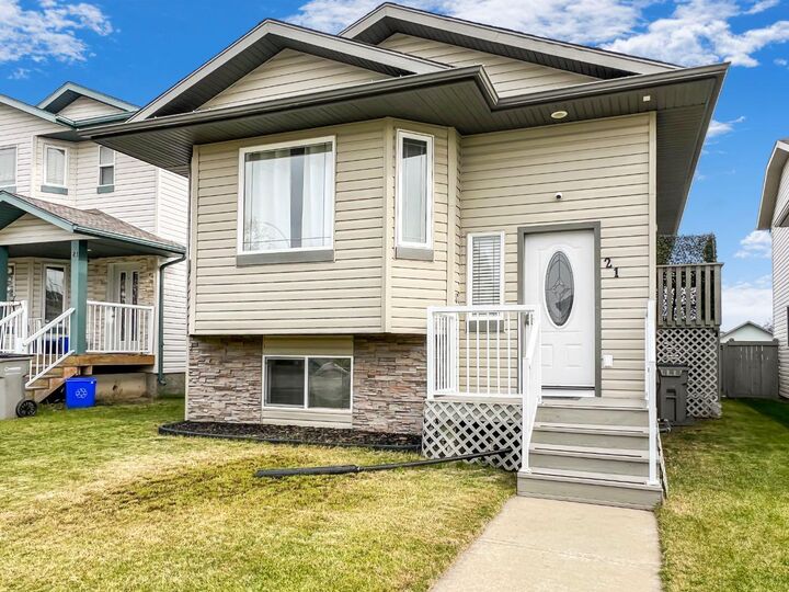 Property Photo: 21 Pinnacle Crossing AB T8W 0A9