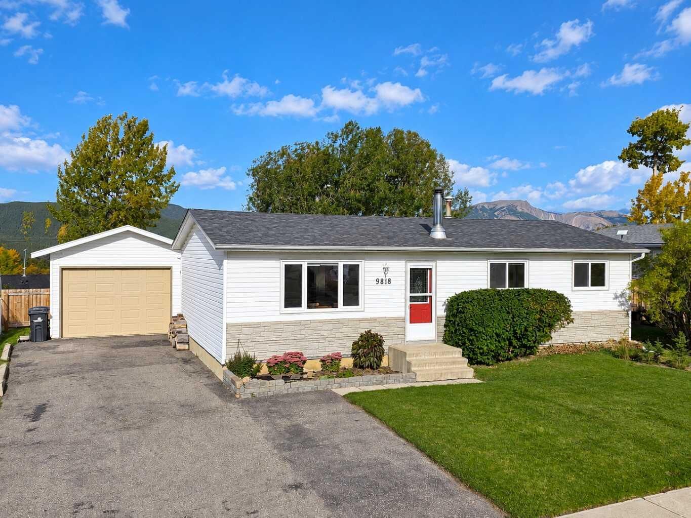 Property Photo:  9818 110 Street  AB T0E 0Y0 