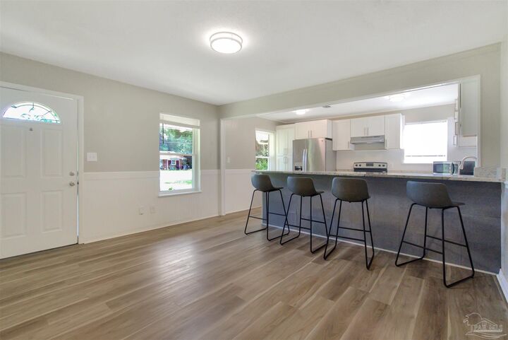 Property Photo: 421 Seamarge Ln FL 32507