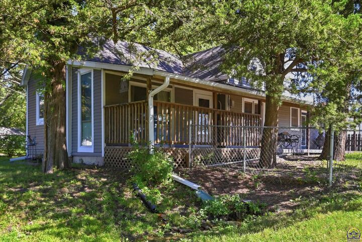 Property Photo:  6940 SE Berryton Rd  KS 66409 