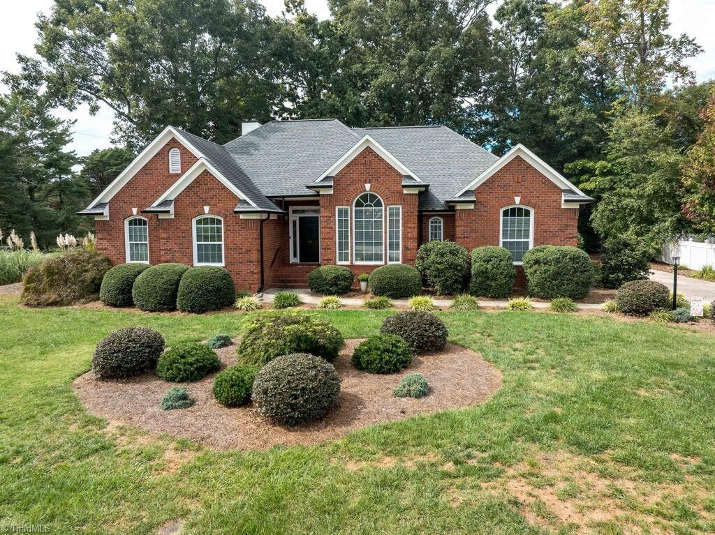 Property Photo:  400 Savannah Lane  NC 27284 