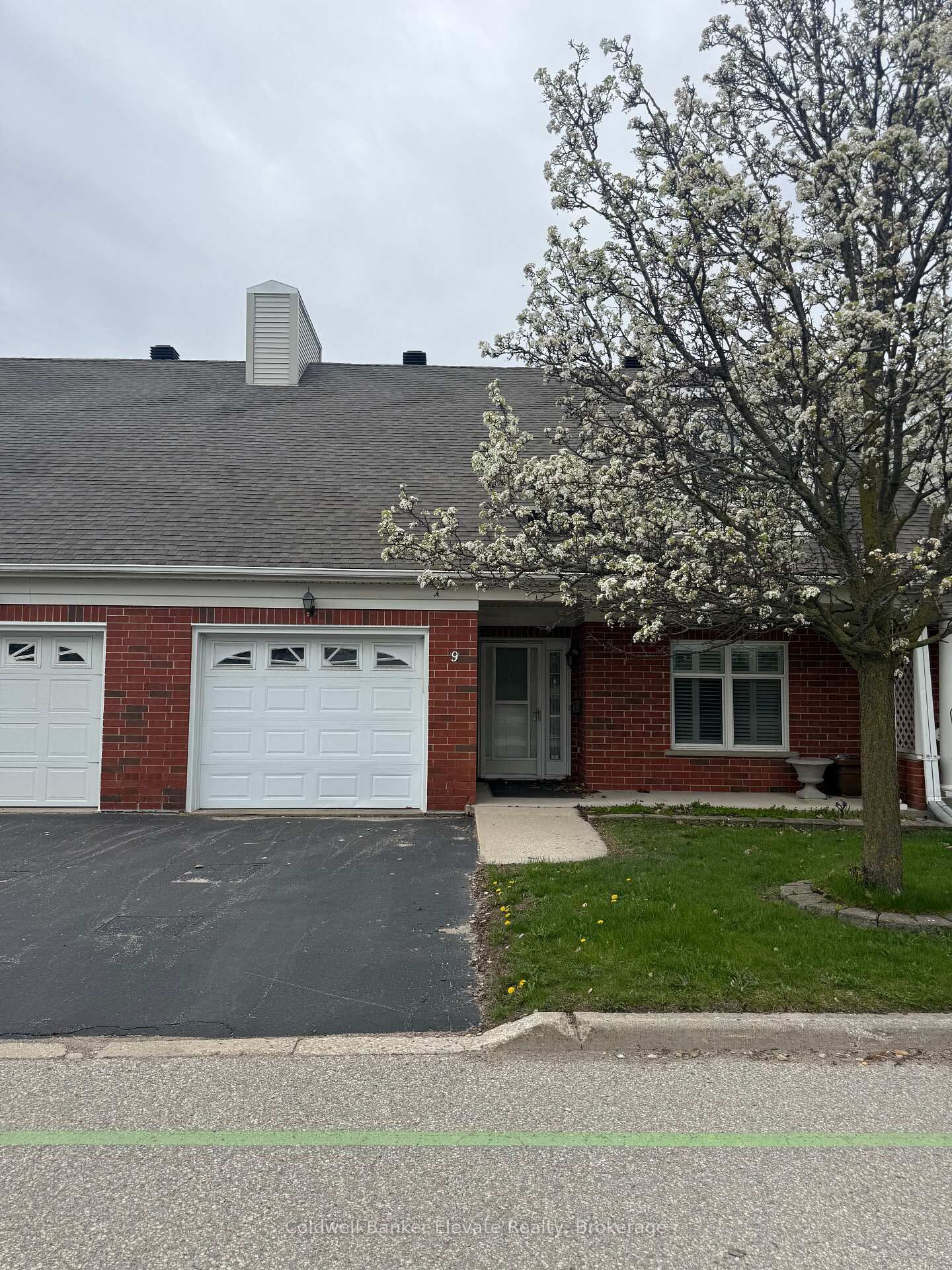 Property Photo: 2705 Kingsway Drive 9 ON N2C 2T2