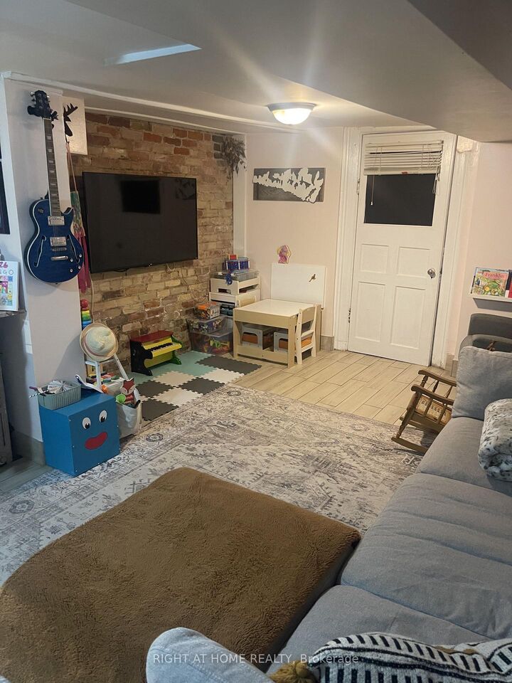 Property Photo:  109 Lippincott Street Lower Level  ON M5S 2P2 