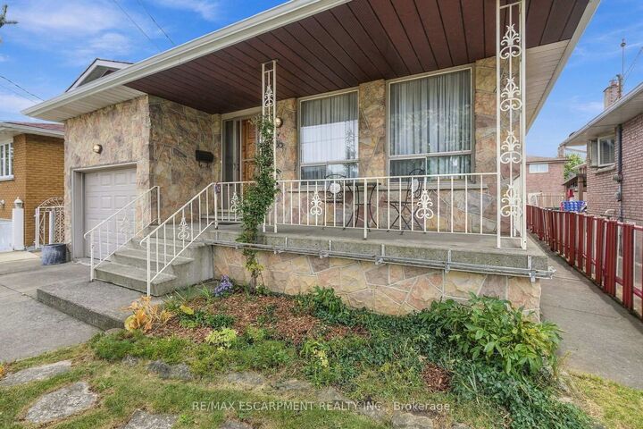 Property Photo:  36 Algonquin Court  ON L8T 4T3 