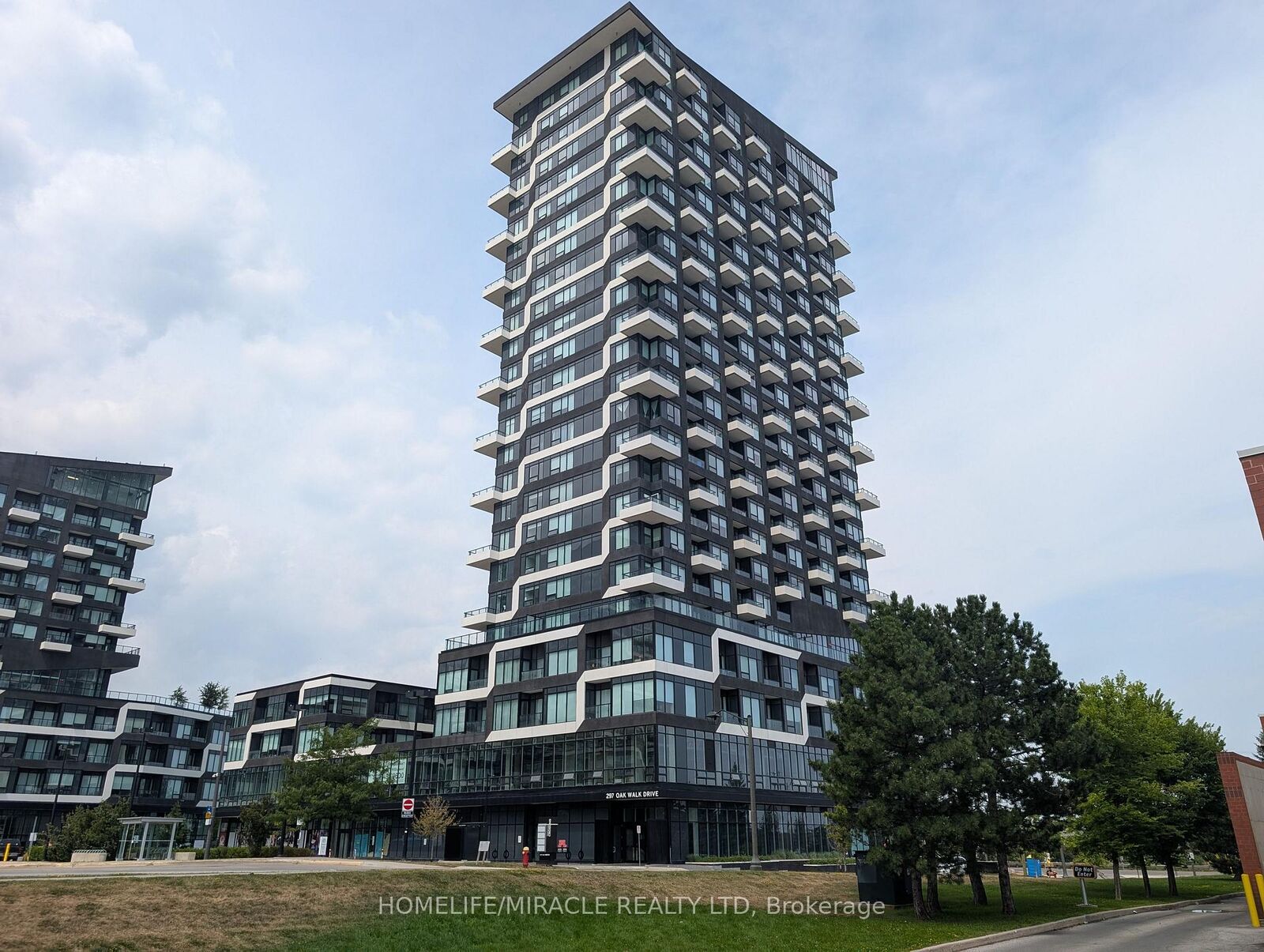 Property Photo:  297 Oak Walk Drive 310  ON L6H 6Z3 