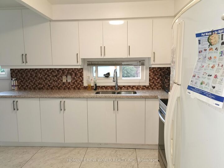 Property Photo:  25 Picola Court Master Bedroom  ON M2H 2N2 
