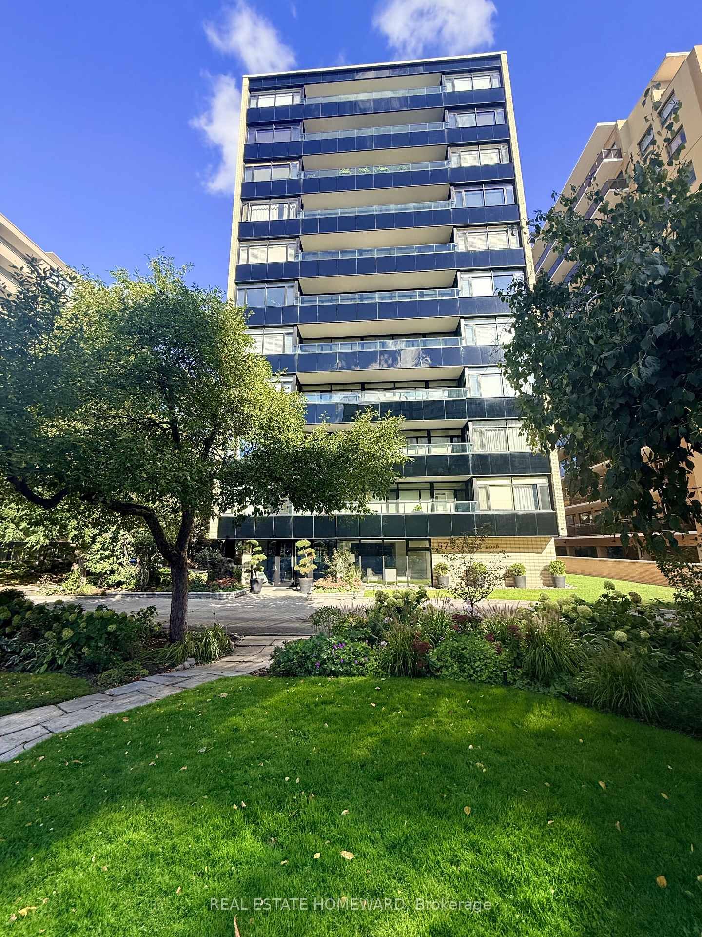 Property Photo:  575 Avenue Road 203  ON M4V 2K2 