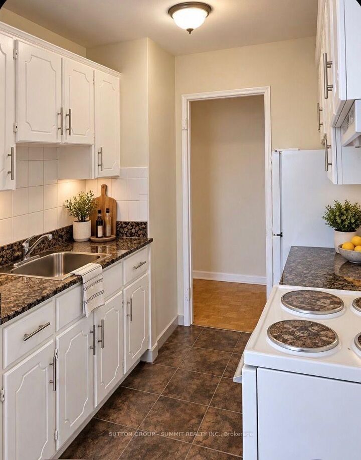 Property Photo:  101 Brookhaven Drive 305  ON M6M 4P1 